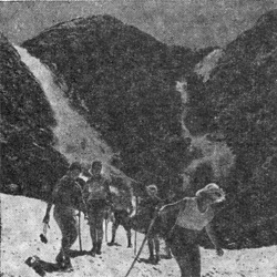 Туристы у водопада Ачипсе