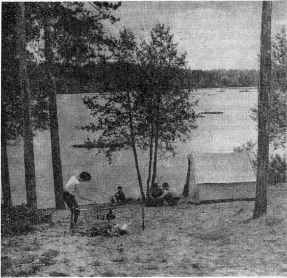 Туристы на берегу озера Яльчик